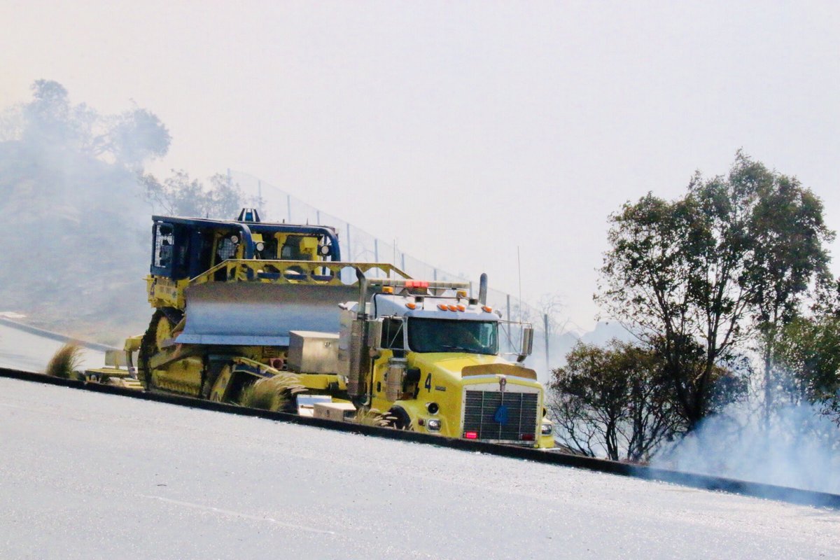 #RockyPeak #118Freeway Mile Long Fire, 50-75 acres shuts down both sides of road.Helitankers and CL415 Superscoopers make water drops at 75 to 100 feet. Reporter and News truck got a bath. 25 engines deploy to protect homes below freeway, none damaged. @KNX1070   