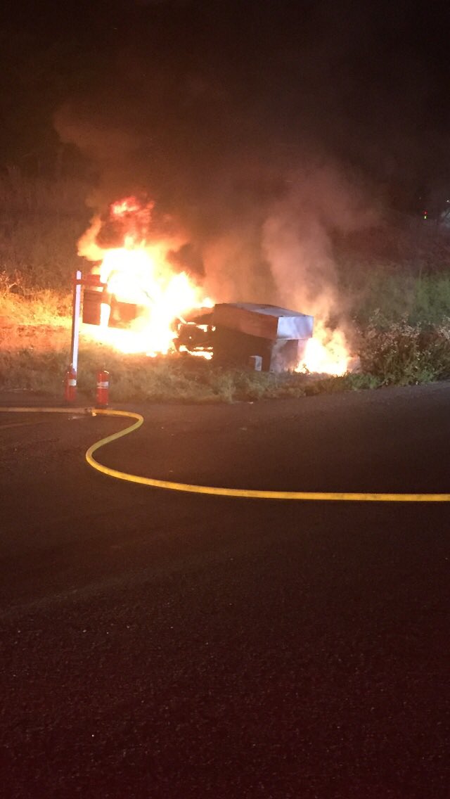 .@CALFIRESANDIEGO is at scene of a vehicle fire into the vegetation in Ramona. One minor injury and the fire has been extinguished, but power is out along Main St stretching to Santa Ysabel. 