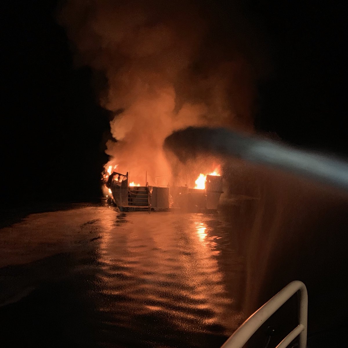 .@VCFD responded to boat fire off the north side of Santa Cruz Island at approximately 3:28am. @USCG helping support rescue operations for people aboard a dive boat