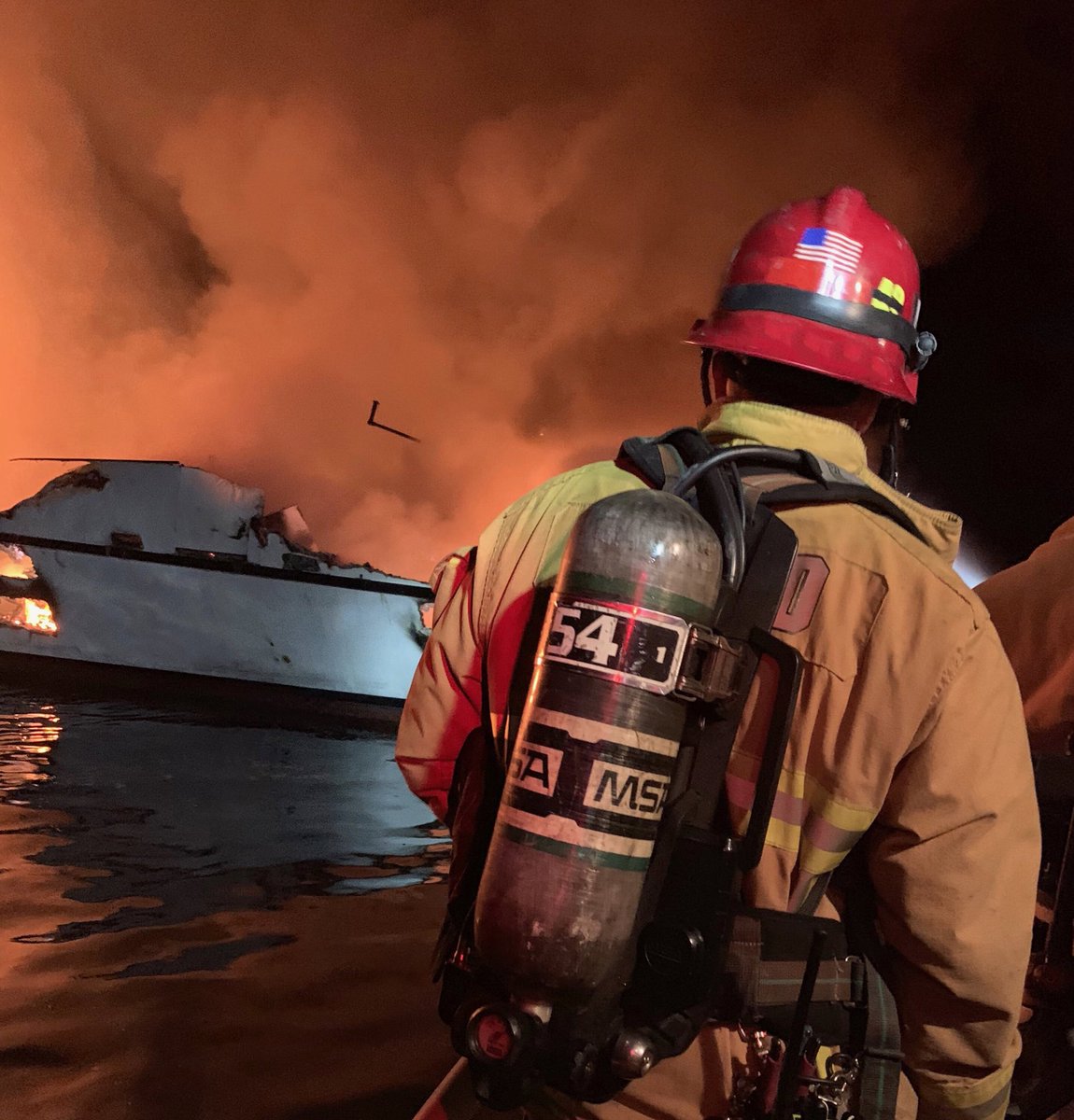 .@VCFD responded to boat fire off the north side of Santa Cruz Island at approximately 3:28am. @USCG helping support rescue operations for people aboard a dive boat