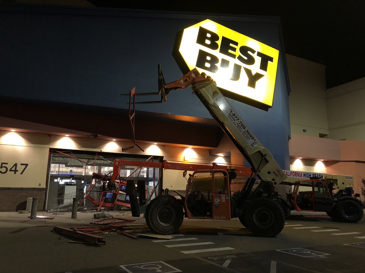 Two forklifts smashed into the Best Buy in Fairfield. Police monitoring Solano Town Center after reported looting