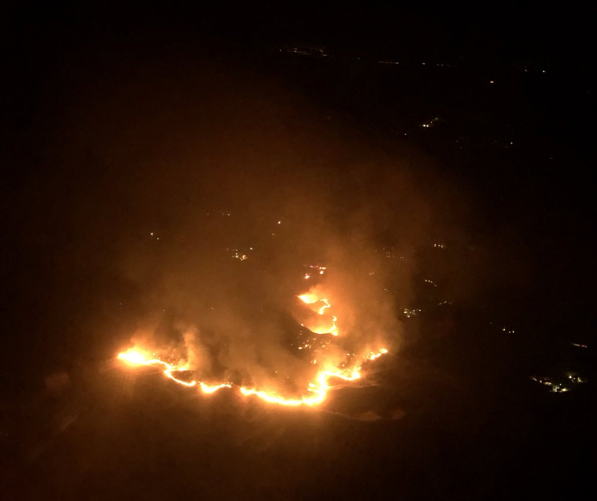 A brush fire has broken out in Redland South of the 10 freeway off Live Oak Canyon: estimating 25 acres so far, @SBCOUNTYFIRE responding. At least winds are calm at the moment but plenty of dry brush to burn 