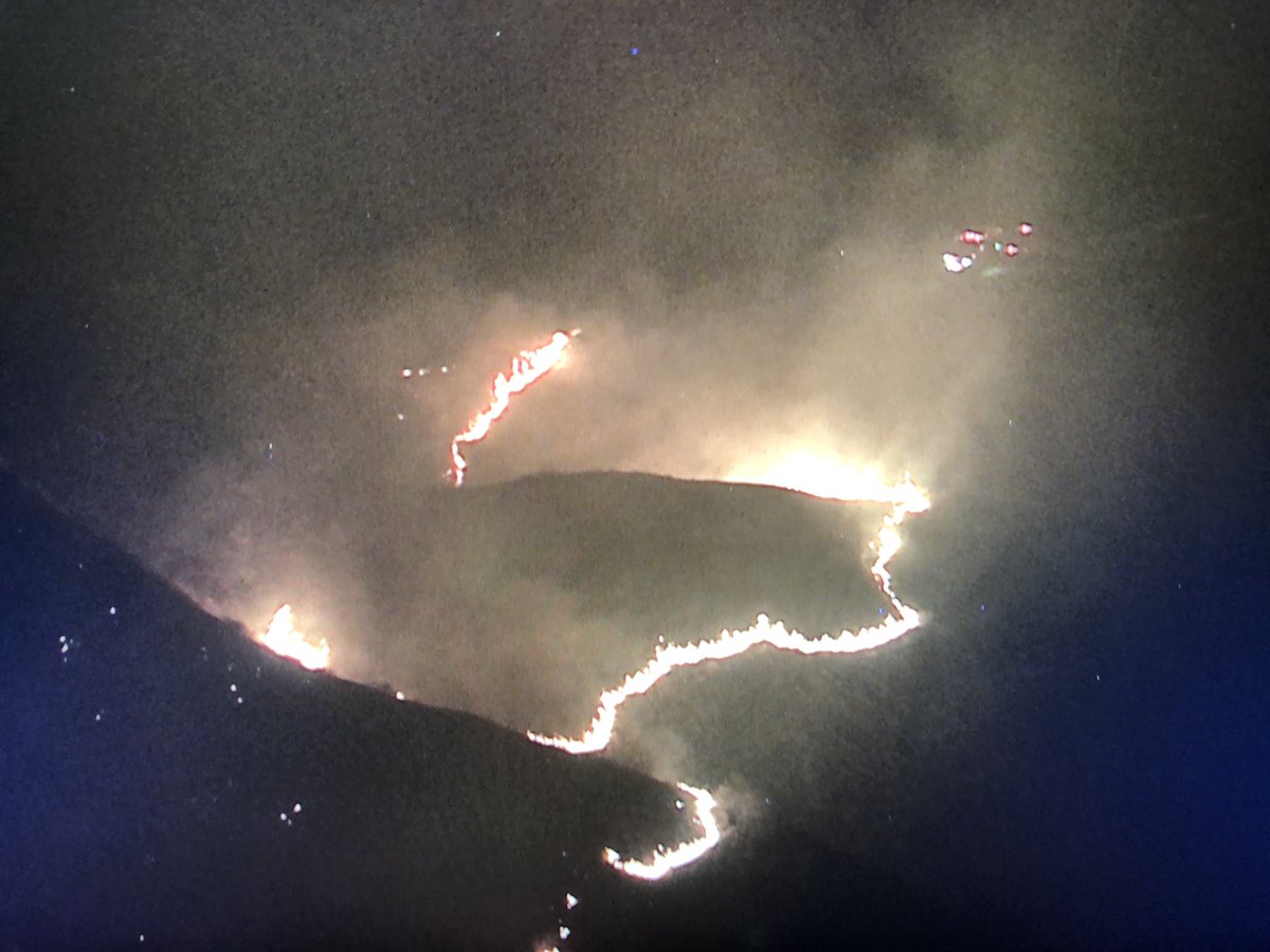 A brush fire has broken out in Redland South of the 10 freeway off Live Oak Canyon: estimating 25 acres so far, @SBCOUNTYFIRE responding. At least winds are calm at the moment but plenty of dry brush to burn 