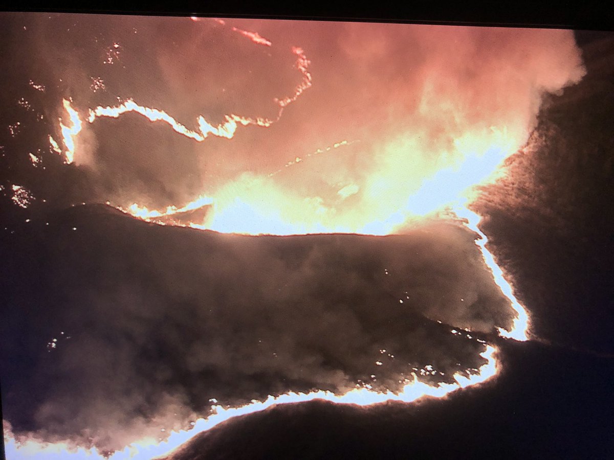 A brush fire has broken out in Redland South of the 10 freeway off Live Oak Canyon: estimating 25 acres so far, @SBCOUNTYFIRE responding. At least winds are calm at the moment but plenty of dry brush to burn 