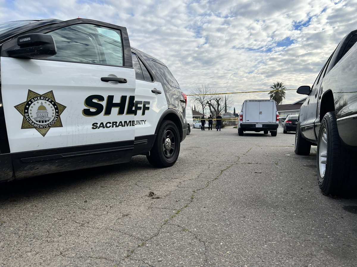 @sacsheriff deputies are investigating a shooting in North Highlands on Greenlawn Way near Wallaby Way.   Confirmed:   5:30am— Burglar trespassed into backyard of a home & broke into safe where guns were stored. Burglar then shot homeowner when homeowner confronted him