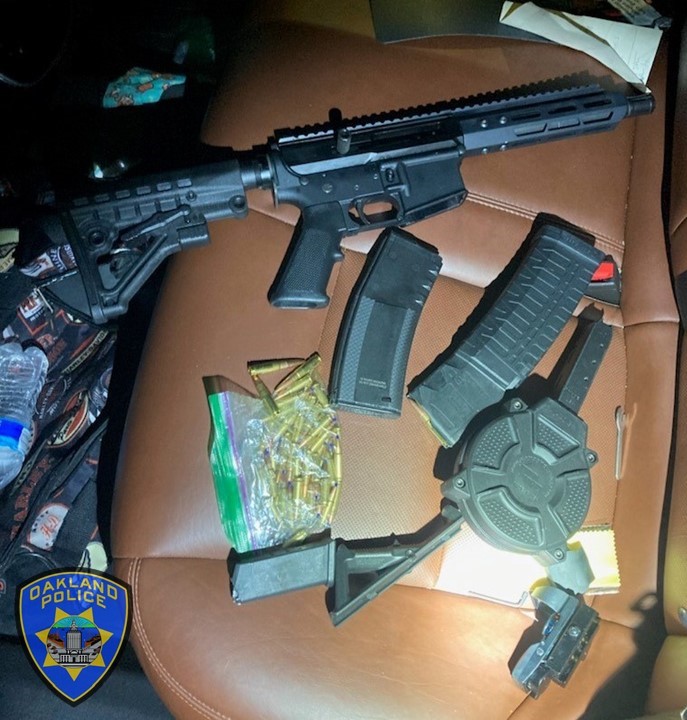 OPD's dedicated officers seize multiple firearms and a large sum of narcotics, within 30 minutes.    On 1/16/22, just after 7PM, officers were in the 7700 block of Bancroft Ave conducting a security check.