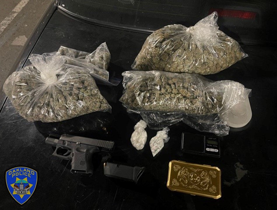 OPD's dedicated officers seize multiple firearms and a large sum of narcotics, within 30 minutes.    On 1/16/22, just after 7PM, officers were in the 7700 block of Bancroft Ave conducting a security check. 