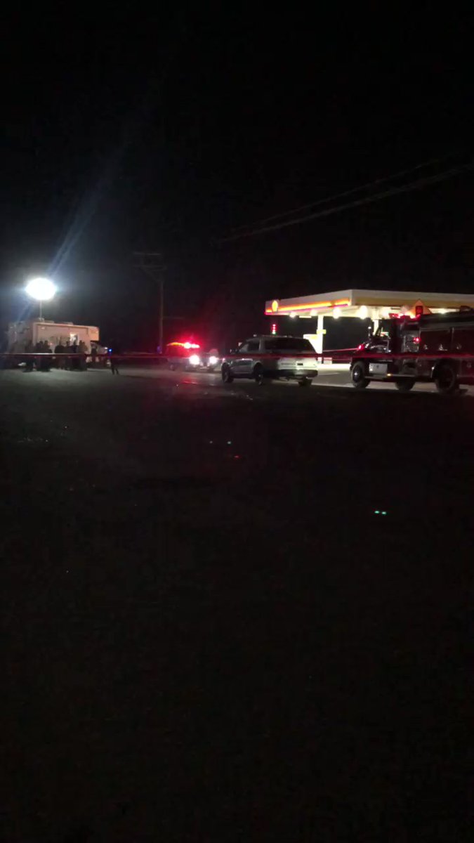 5  shot, 2 dead & 3 in the hospital. @TulareSheriff is on the scene investigating a shooting in Ducor. It happened at the Shell gas station on Ave. 56 near Highway 65 before 4 pm. Authorities say there was gunfire between two vehicles. One is still at the scene