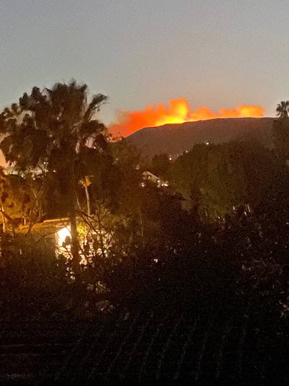 Brush fire on EmeraldBay between NewportBeach and LagunaBeach; Mandatory evacuations are underway. 