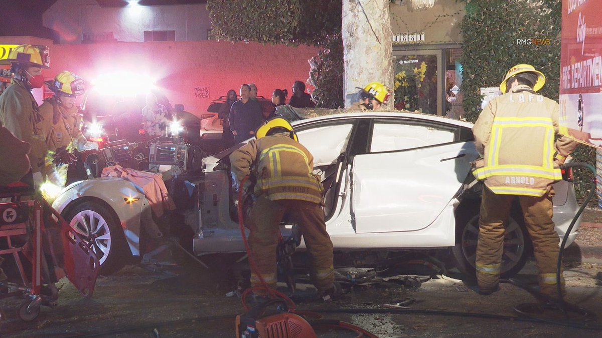 Woodland Hills: @LAFD Respond to Tesla Crash that Leaves 1 Dead, 2 Critical on Dumetz Rd and Topanga Canyon.