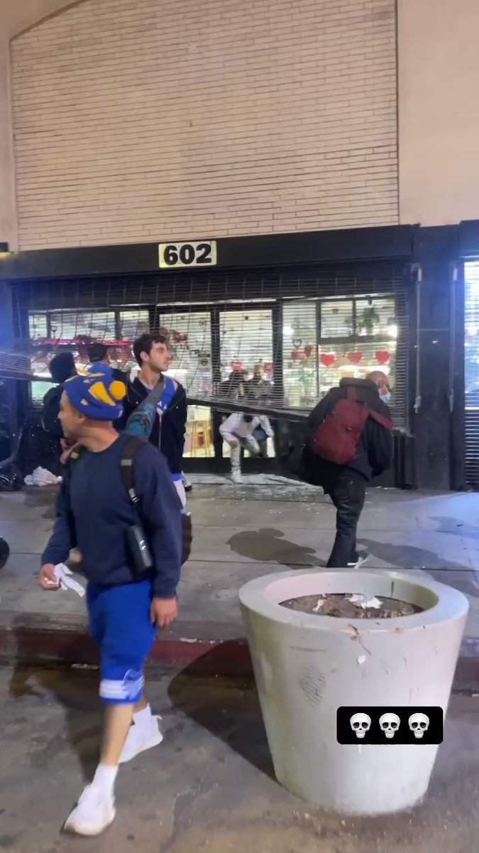 People are looting jewelry stores at 6th/Broadway