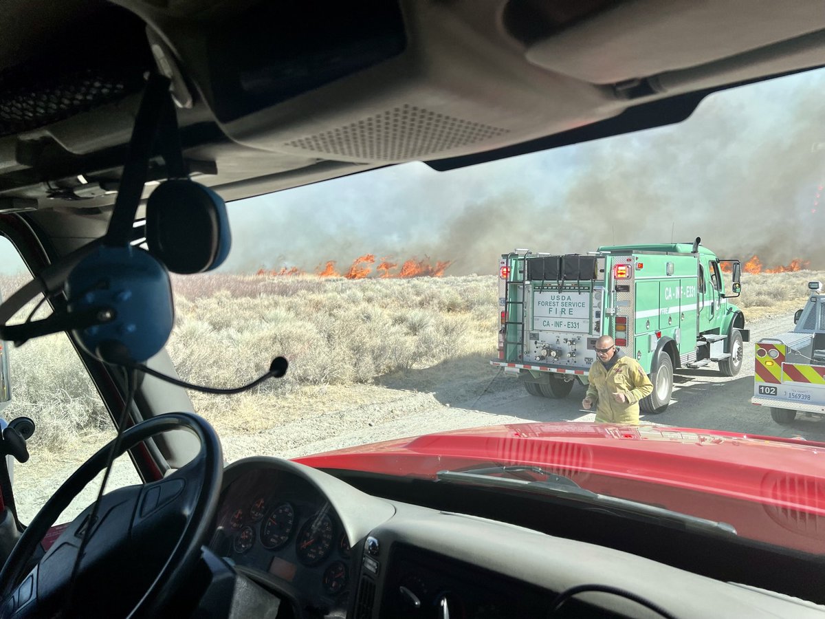 AirportFire  - 3900 acres, 0% containment, no change to evacuations or closures. @InyoSheriff  Photos from initial responding units through the night