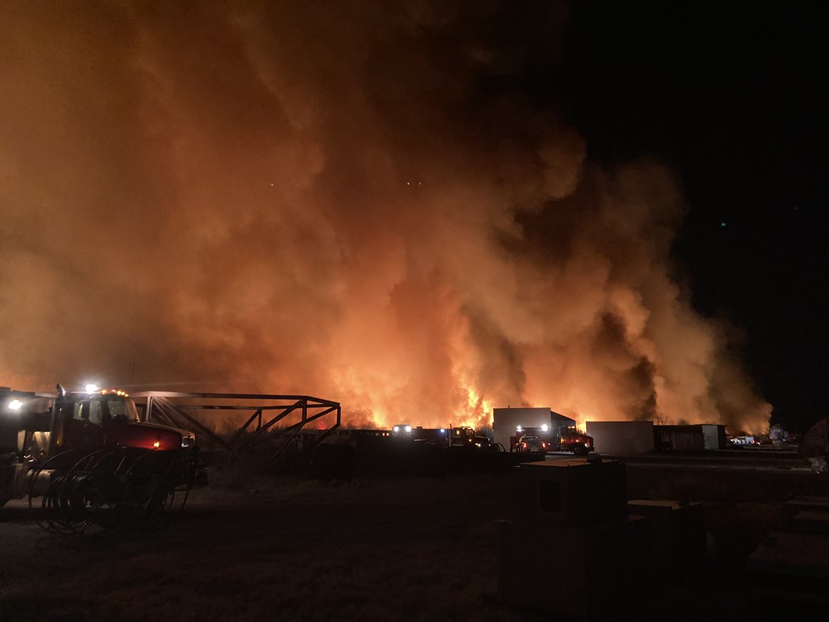 AirportFire  - 3900 acres, 0% containment, no change to evacuations or closures. @InyoSheriff  Photos from initial responding units through the night