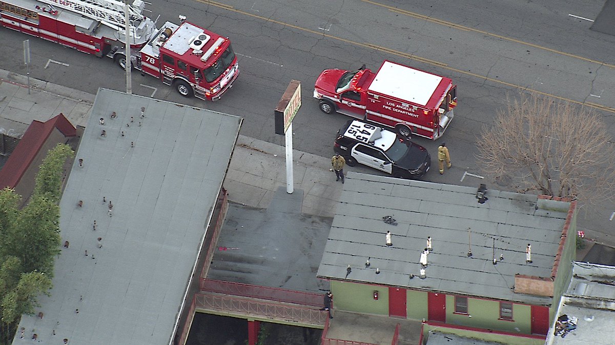 Studio City shooting at the Park Motel on Ventura Blvd. female victim of a gunshot wound taken to hospital by @LAFD paramedics @LAPDNoHollywood handling possibly looking for four suspects