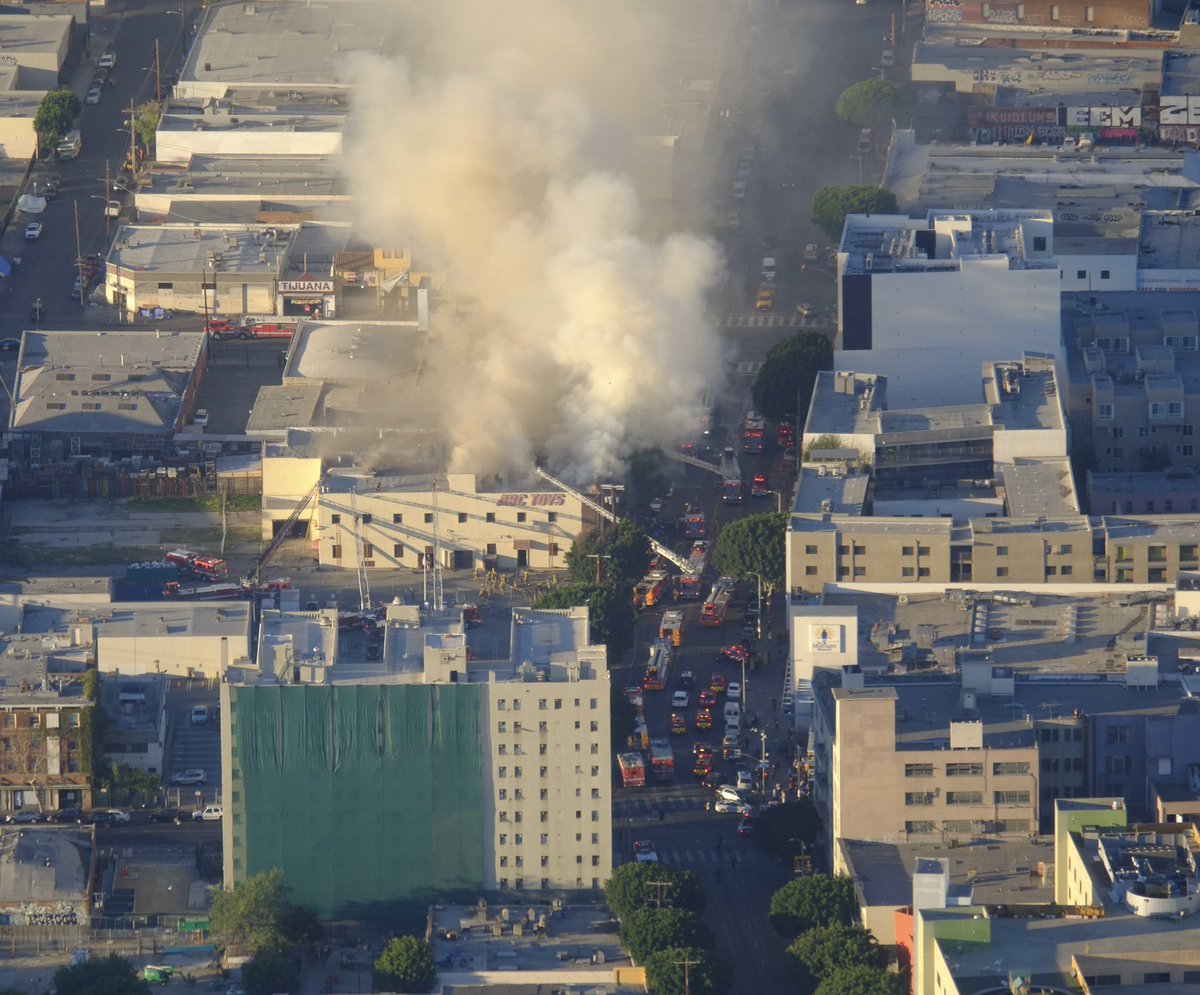 Structure fire has San Pedro closed between 6th and 7th.  2 story building, @LAFD making progress, but active flame on the 2nd floor and roof