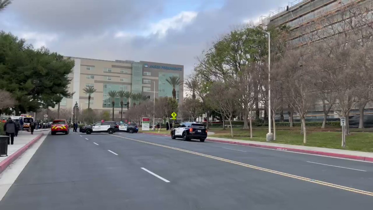 A suspect is refusing to come down from the Kaiser hospital scaffolding in Fontana. He is throwing items @FontanaPD . Law-enforcement is trying to talk the suspect down