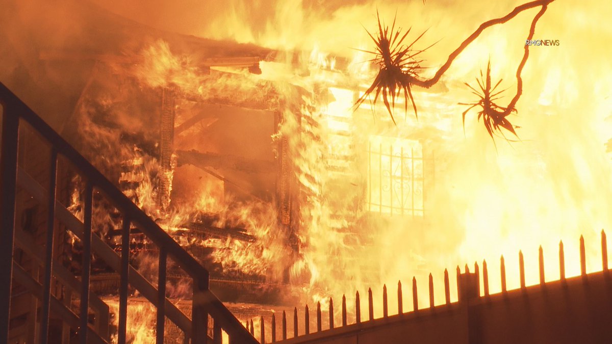 2nd @LAFD Major Emergency Fire Within 2 Hours near Downtown LA. Park View Street at 10th Street. 140+ @LAFD Firefighters On Scene. Defensive Operations Underway With Collapse Zone.