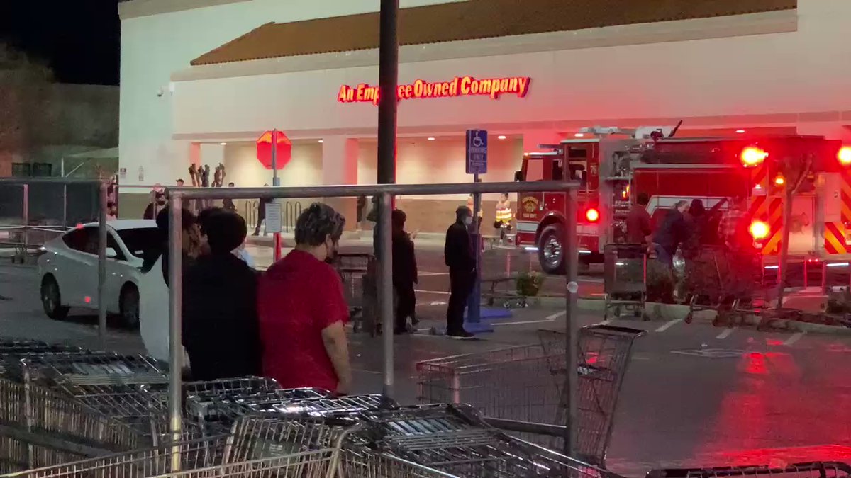 ⁦@CosumnesFire⁩ on scene for call out to Fire at Winco on Sheldon Road. Everyone evacuated from inside. No visible smoke or fire from exterior. One person telling me they smelled smoke in back of store