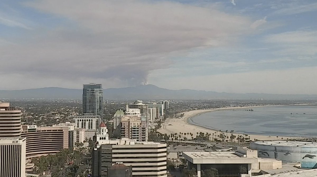 Brush fire in @ClevelandNF grows to 400 acres. Smoke can be seen for miles around, including in Long Beach