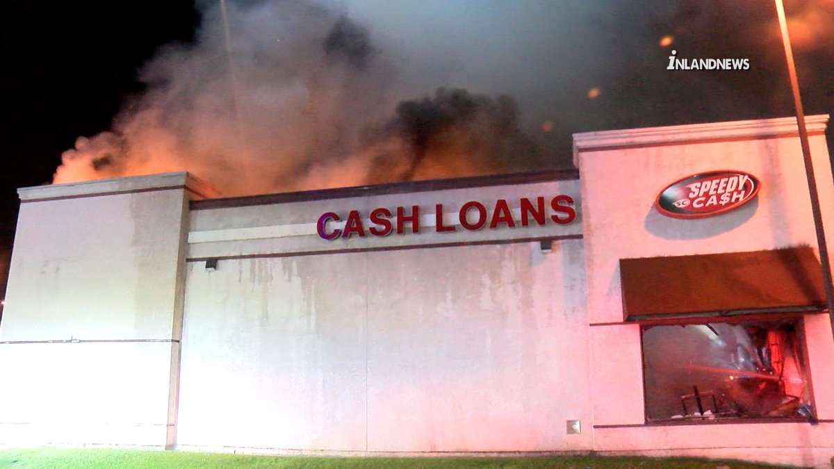 A Speedy Cash Loans building caught fire early this morning in MorenoValley  The approx 10,000 square foot building is a total loss. @CALFIRERRU firefighters have a knockdown on the fire