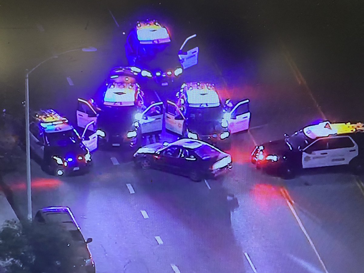 Pursuit standoff in Harbor City. @elianamoreno is overhead in Newschopper4. Police calling for the K-9 unit