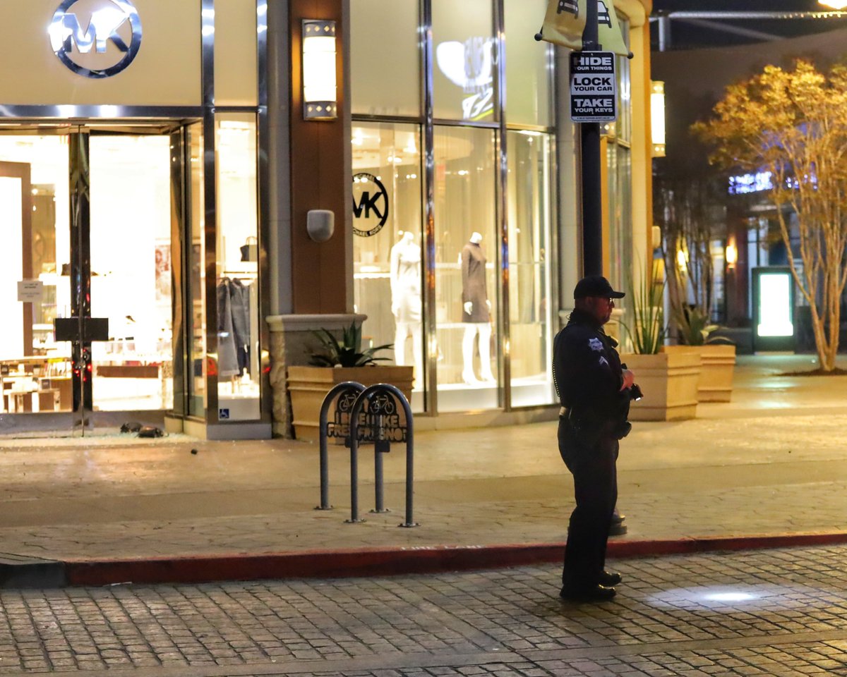 @FresnoPolice are investigating a smash and grab theft at the Michael Kors Store at the Fashion Fair Mall