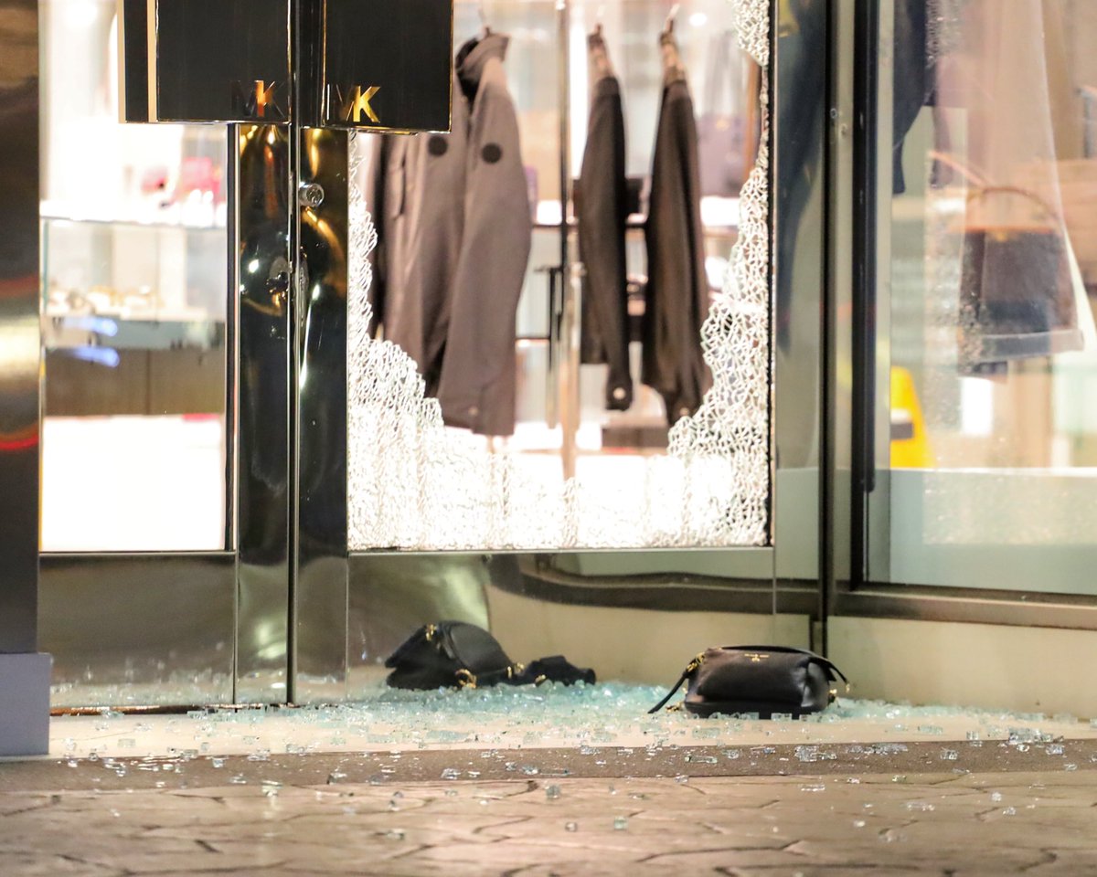 @FresnoPolice are investigating a smash and grab theft at the Michael Kors Store at the Fashion Fair Mall