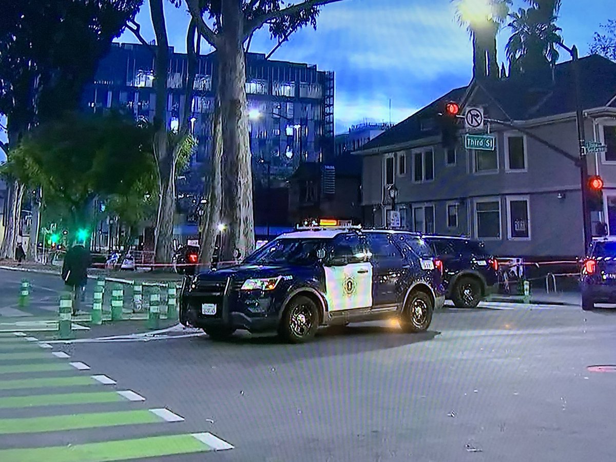 Homicide investigation underway near S. 4th & E. San Carlos, not far from scene of shooting by police, per @SanJosePD. Probes in progress near @SJSU