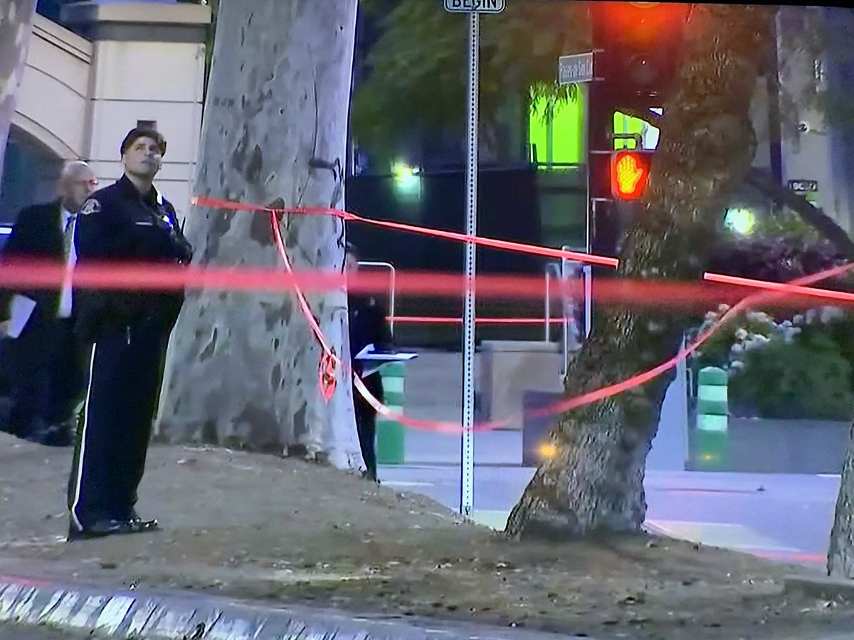 Homicide investigation underway near S. 4th & E. San Carlos, not far from scene of shooting by police, per @SanJosePD. Probes in progress near @SJSU