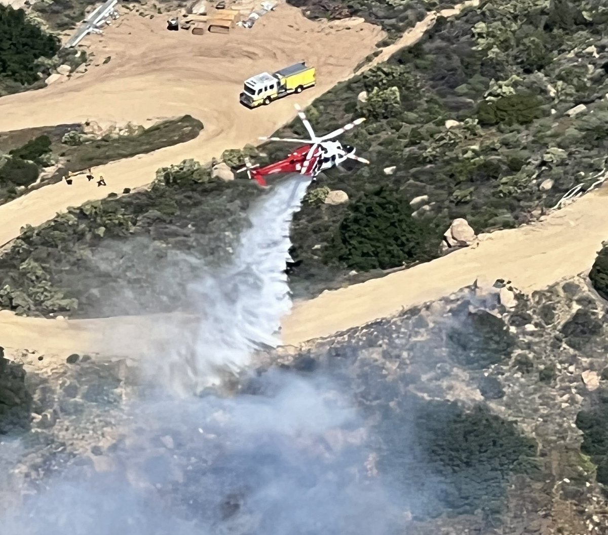 Chatsworth brush fire . @LAFD working with @VCFD and @LACoFDPIO getting a handle on a brush fire at the 118 and Topanga canyon the fire on the north side effecting west traffic was running up hill but stopped by efforts from the fire departments