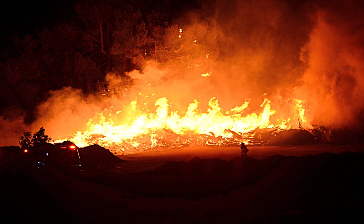 firefighters stopped forward progression of a brush fire at three-quarters of an acre in/near Hansen Dam Recreation Area in 41 minutes, without injury. camera: Rick McClure  LAFD brushfire wildfire hansendam pacoima