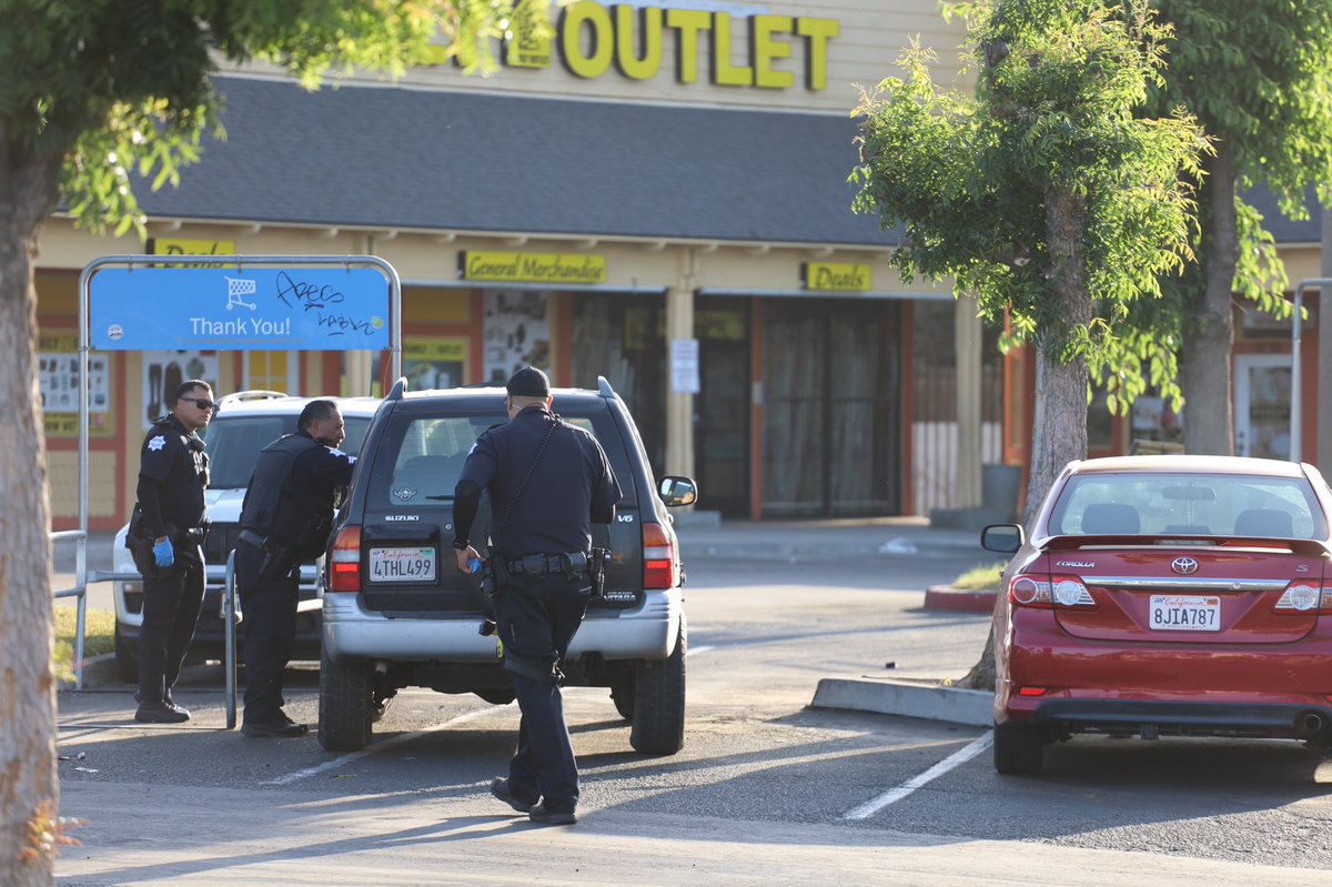 Heavy @FresnoPolice presence in NW Fresno. Officers on scene are focused on a small SUV in the parking lot.