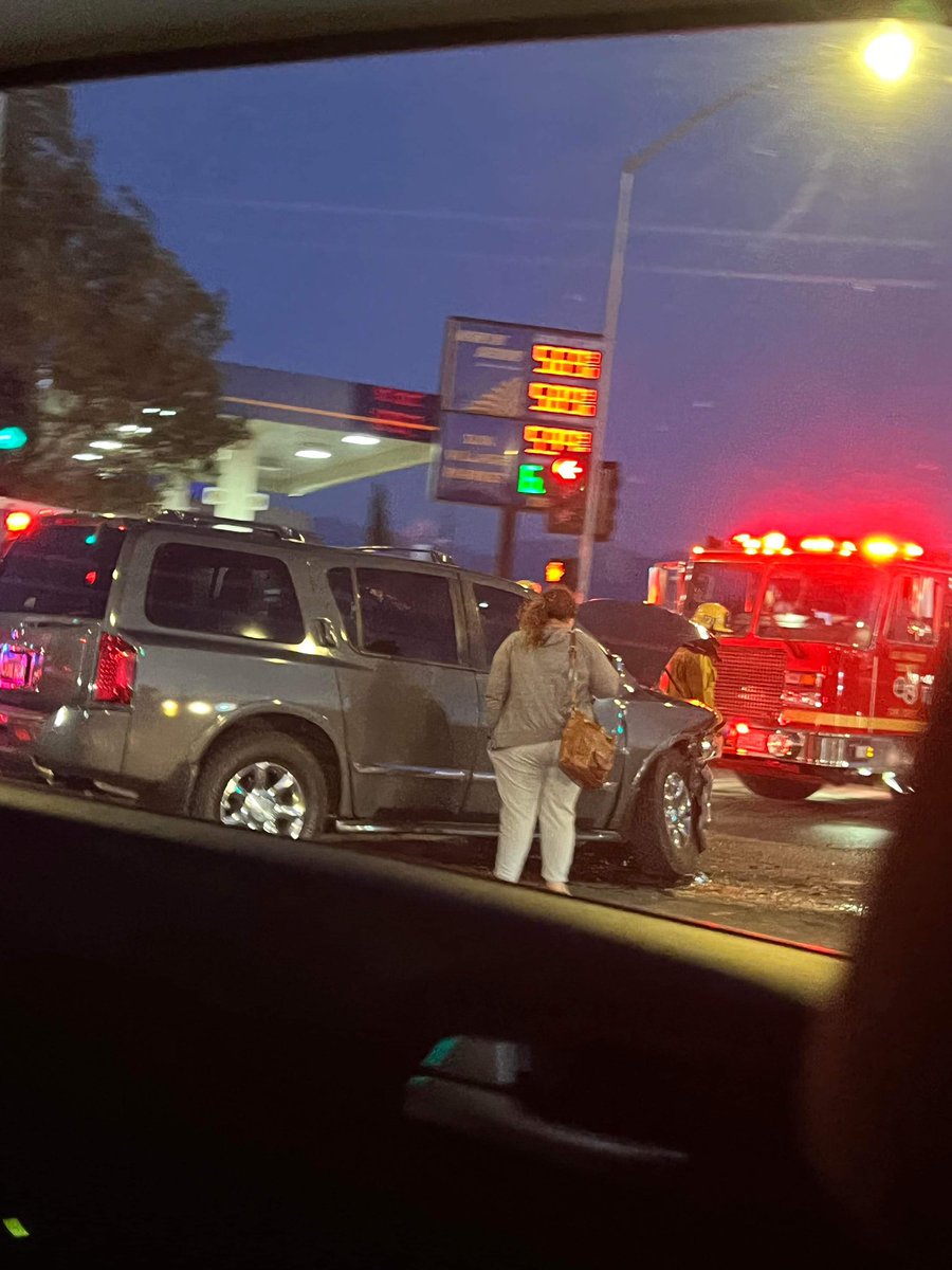 Littlerock,ca: 902t/902r(traffic collision with injuries/ rescue responding) 90th st e and Palmdale blvd. 2 vehicle traffic collision, 3 children injured requesting a a helicopter. 