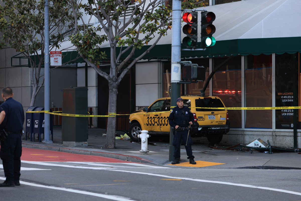 2 female pedestrians killed at 3rd& Mission in San Francisco today around 4:30. Witnesses said Mercedes driver swerved into a taxi, which the taxi swerved onto the sidewalk outside a restaurant. One other male pedestrian and taxi driver taken to the hospital