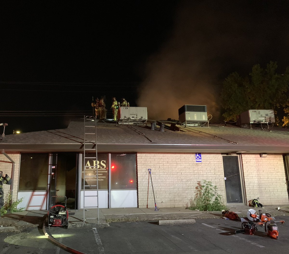 Metro Fire crews are onscene of a multi-unit commercial structure fire in Arden-Arcade. Crews arrived to smoke and fire from a 1 story building. Crews knocked the fire down, and searched the structure. No victims or injuries, the fire is under investigation