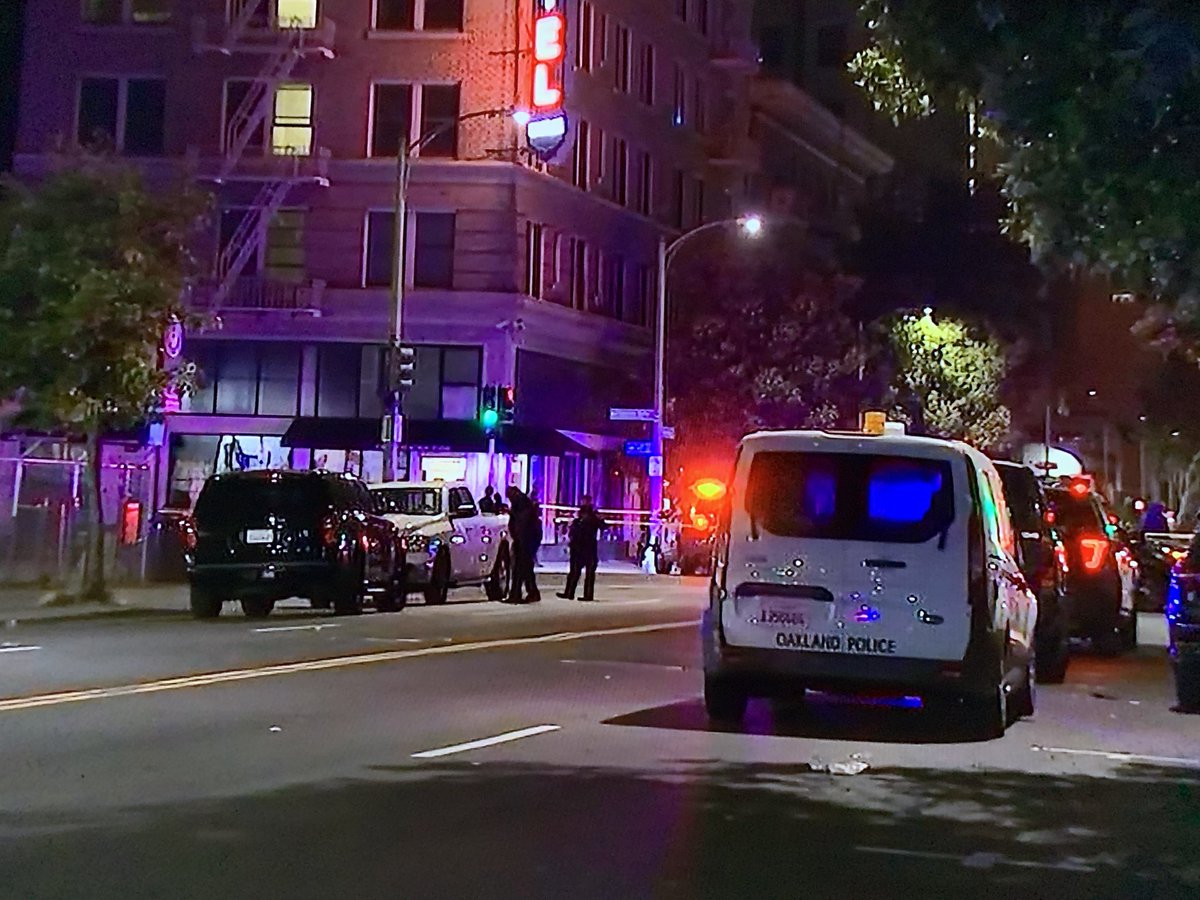 One killed, several hurt in shooting outside @HalftimeBarOAK near 14th & Harrison downtown, per @oaklandpoliceca. Same bar was scene of 2019 shooting that injured 4