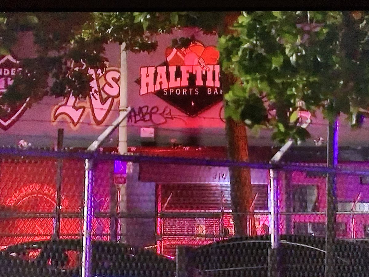 One killed, several hurt in shooting outside @HalftimeBarOAK near 14th & Harrison downtown, per @oaklandpoliceca. Same bar was scene of 2019 shooting that injured 4