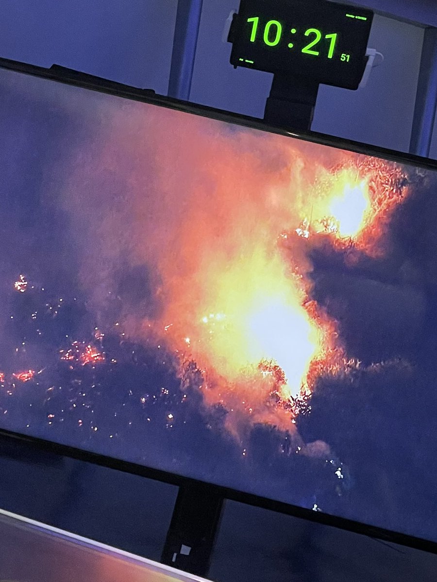 CoyoteFire burning in Hollywood Hills near Universal Studios. @LAFD says  Universal is not threatened.   No structures threatened but nearby apartment building is on alert.    100 @LAFD Personnel on scene 3 water dropping helicopters @LACoFDPIO assisting too