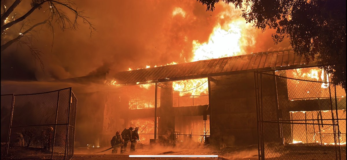 Scene of a major emergency fire in Woodland Hills tonight. Heavy fire through the roof of a large commercial building. 6000 N De Soto Ave. Structural integrity of the building is starting to fail.   