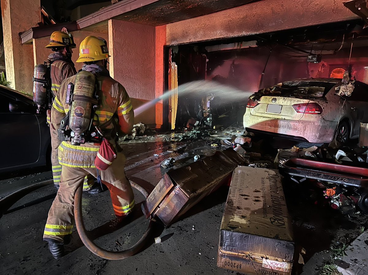 Residents in the 13000 blk of Casa Linda Ln in @CityGardenGrove called 911 at 9:52 p.m. to report their garage on fire.  Our FF's knocked down the fire in just 8 minutes. Kudos to the residents for closing the door from the garage into the home as they exited