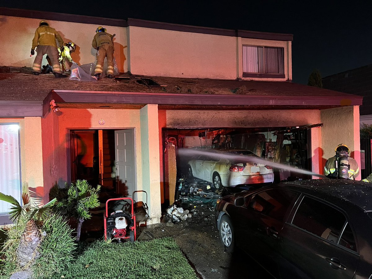 Residents in the 13000 blk of Casa Linda Ln in @CityGardenGrove called 911 at 9:52 p.m. to report their garage on fire.  Our FF's knocked down the fire in just 8 minutes. Kudos to the residents for closing the door from the garage into the home as they exited