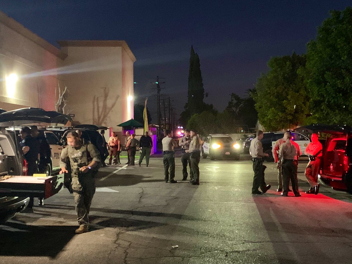 Command Post tells @NBCLA male @ArcadiaPD officer shot by barricaded suspect is in stable condition