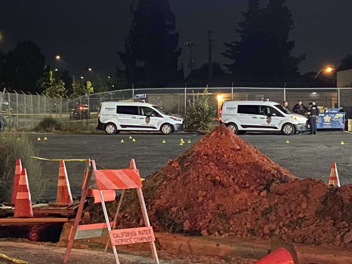 @StocktonPolice confirm that the shooting happened around 7:40 p.m. at the Southside Market grocery store. Detectives seem to be focusing on the front of the store & there are several evidence markers in the parking lot