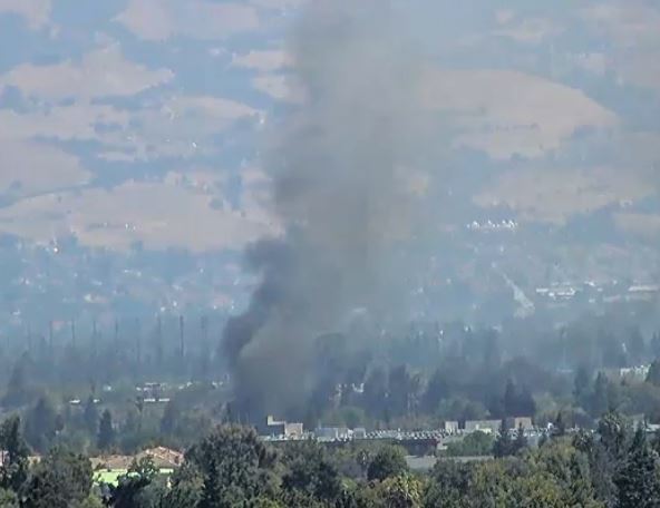 @SJFD fighting a 2-alarm structure fire at 551 Hanna Street.  Smoke can be seen from all over the San Jose area. The fire was reported at 12:25pm