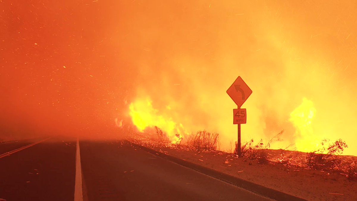 Erratic fire behavior at the Border32Fire this evening as it barrels toward the US border with Mexico 