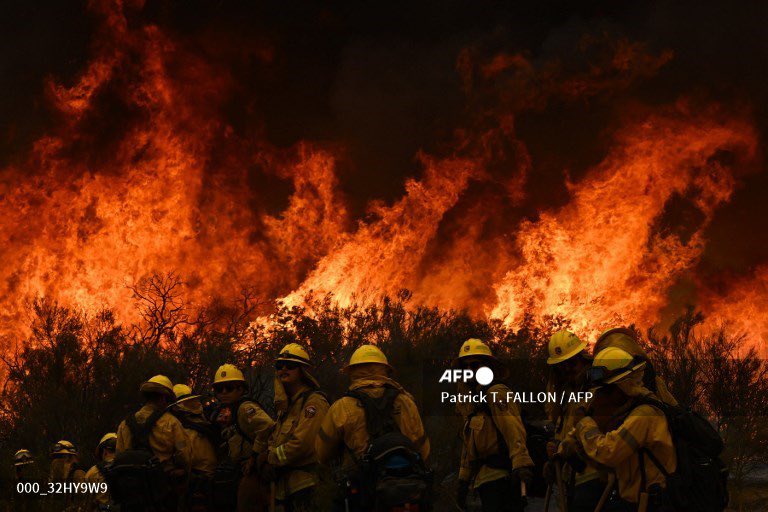 From the FairviewFire today in Hemet near Red Mountain Road and Sage Road as @CAL_FIRE firefighters put in work to build containment despite high temps and fire behavior