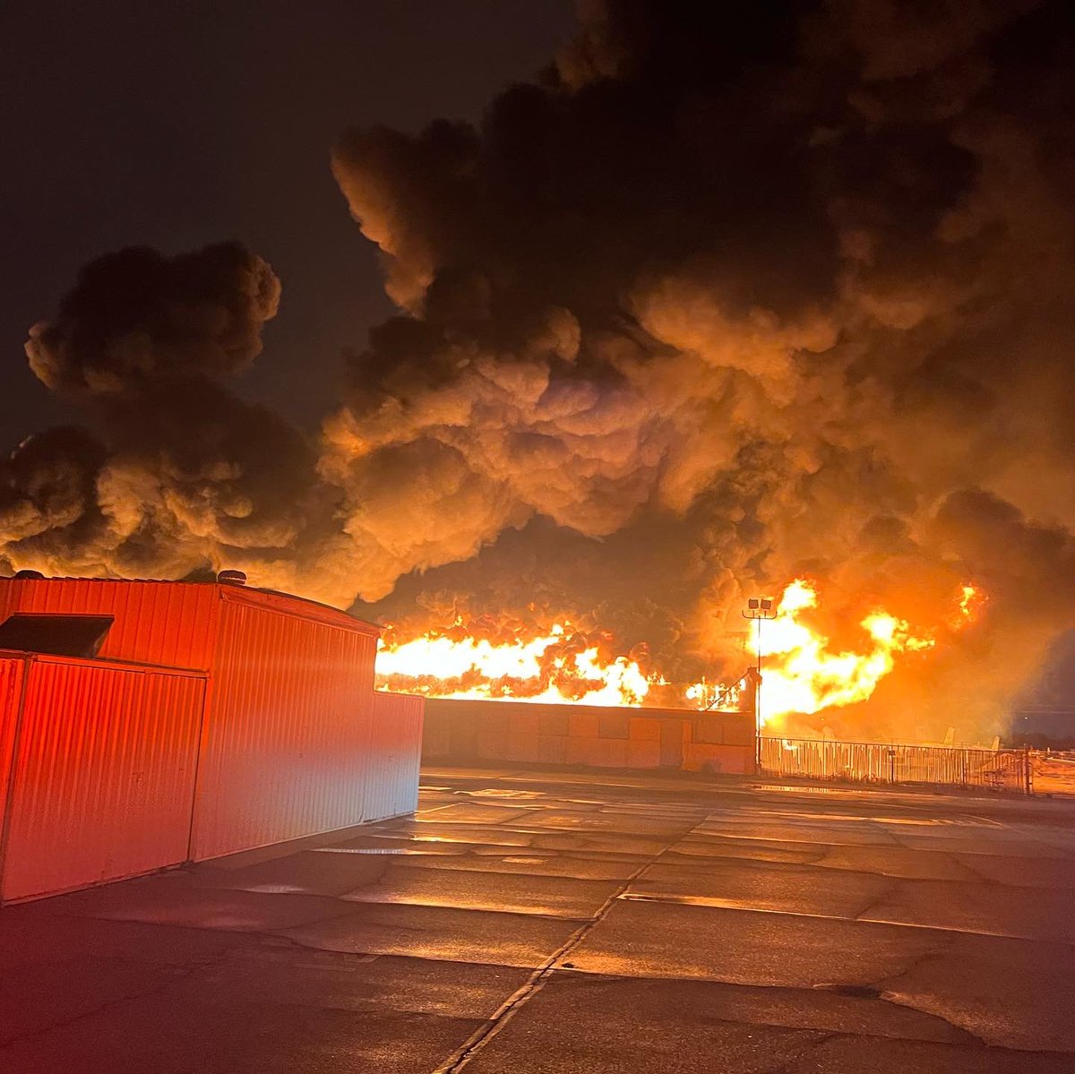 Chino Valley Fire responded to second alarm fire @ Chino Airport at 1:53 am for a fully-involved hangar. Firefighters initiated a defensive attack with large diameter hose lines. No adjacent buildings were damaged by the fire. CVFD investigators are investigating cause & origin