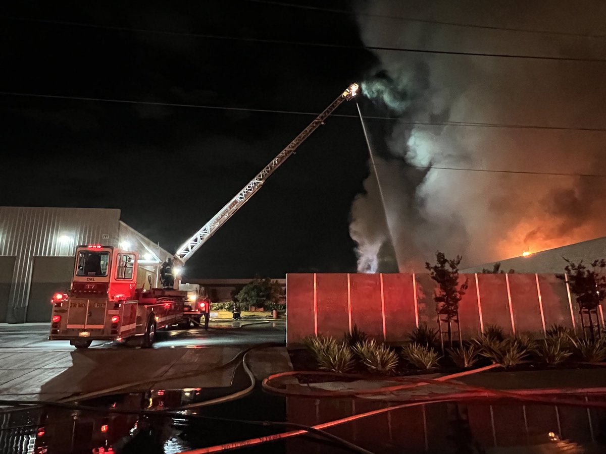 Oakland Fire's own E20, E26, E27, T7 are still on scene of tonight's 3 Alarm fire on 139th and Washington Ave in San Leandro, as we continue to provide mutual aid support alongside our area partners. Tremendous work by @AlamedaCoFire, dispatchers and everyone involved tonight