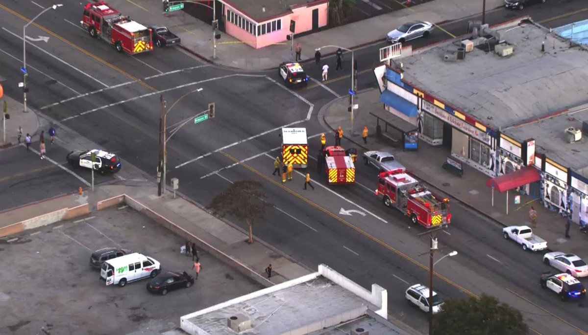 Almost two hours after a shooting outside a banquet hall, in the 3700 blk of W Slauson Ave, a victim is found - at a local hospital. @MDRLASD says now detectives trying to figure out details of the shooting and what triggered it. No suspects in custody