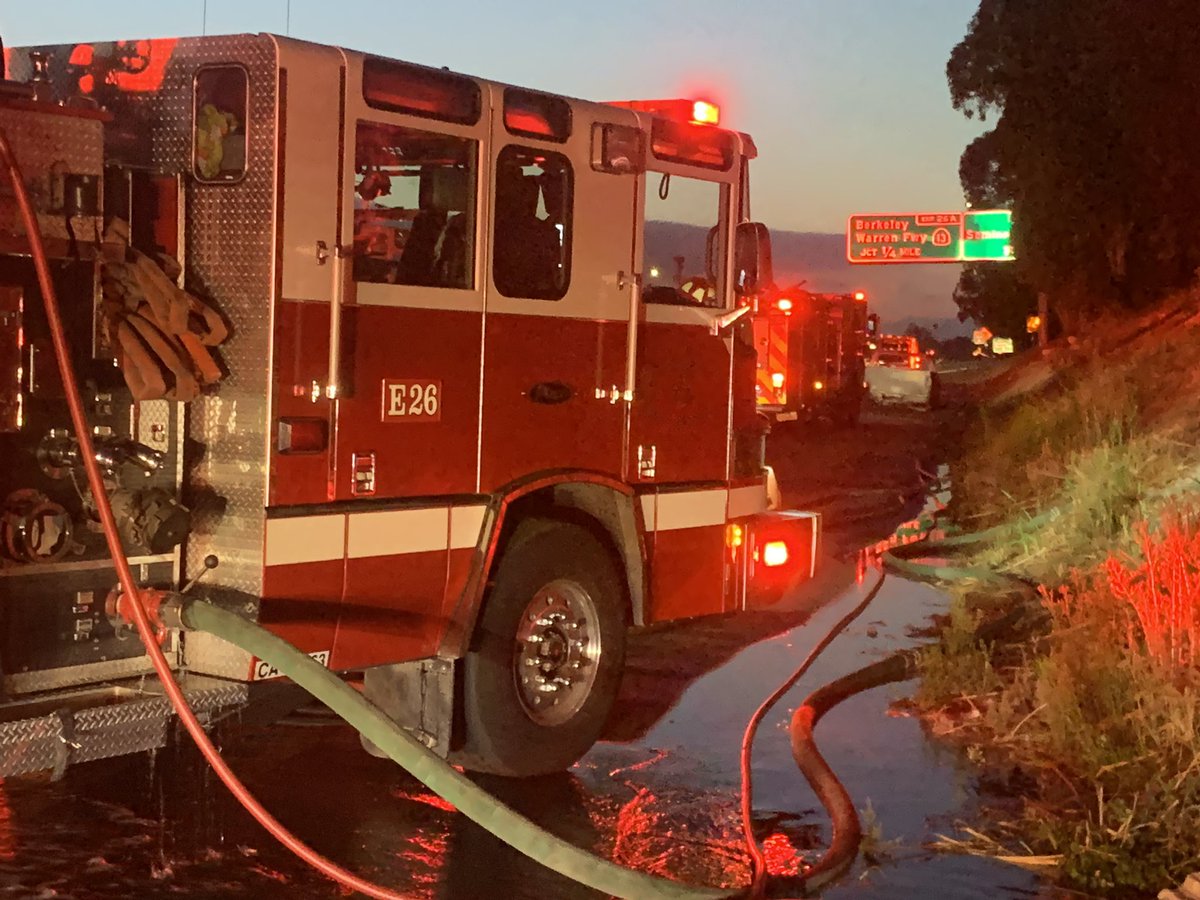 The 4 Alarm vegetation fire is now contained with a line around remaining fire, as crews continue to extinguish hot spots. @CHPoakland has Traffic moving slowly on  Westbound 580. No structures have impacted, per the Incident Commander, and no injuries injuries reported thus far